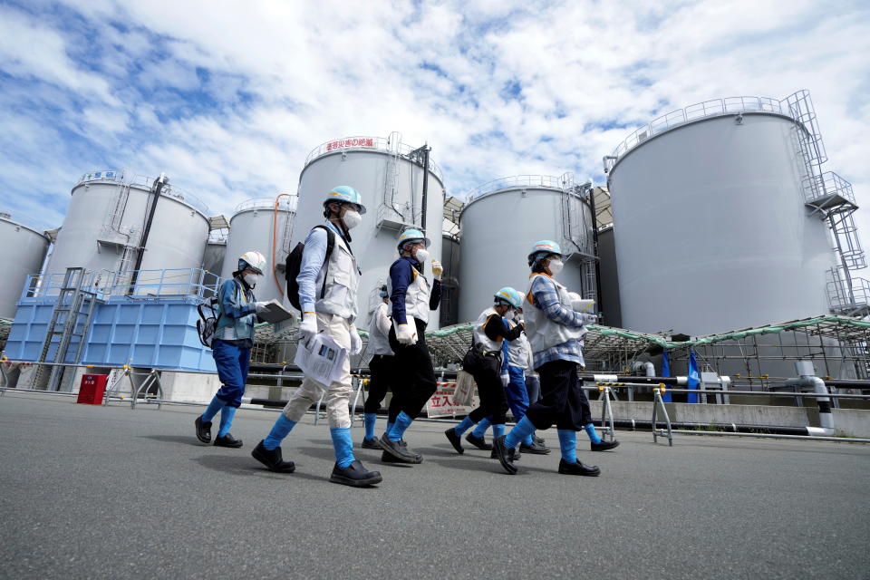 日本放送協會（NHK）報導，福島第一核電廠2011年發生核子事故後，遭放射性物質污染的自衛隊防護服等物品，今年1月誤遭業者運出銷毀。（Eugene Hoshiko/Pool/路透社資料照）