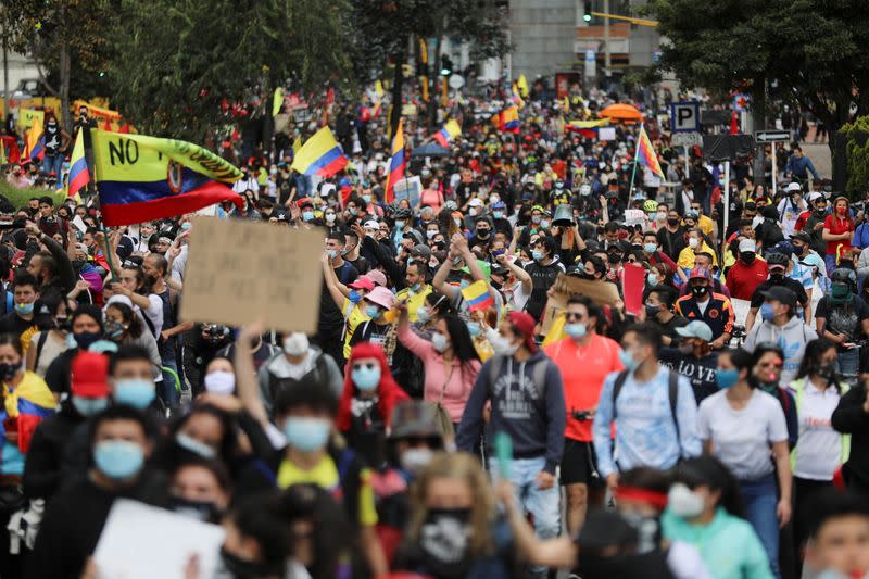 En el Día Internacional de los Trabajadores manifestantes participan en una protesta contra un proyecto de reforma tributaria del presidente de Colombia, Iván Duque, en Bogotá