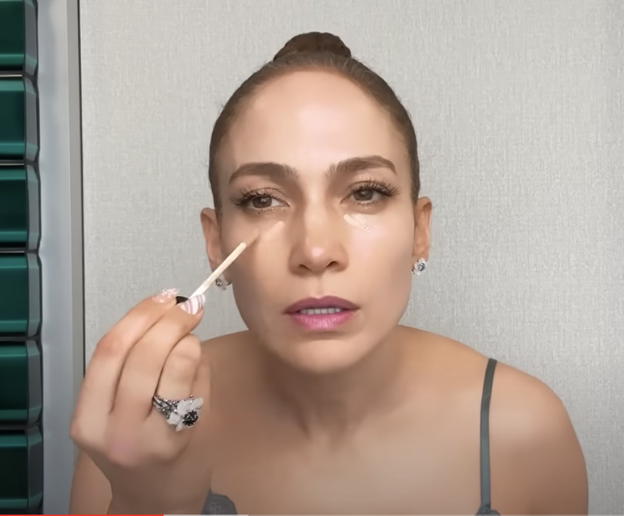 jennifer lopez applying concelear