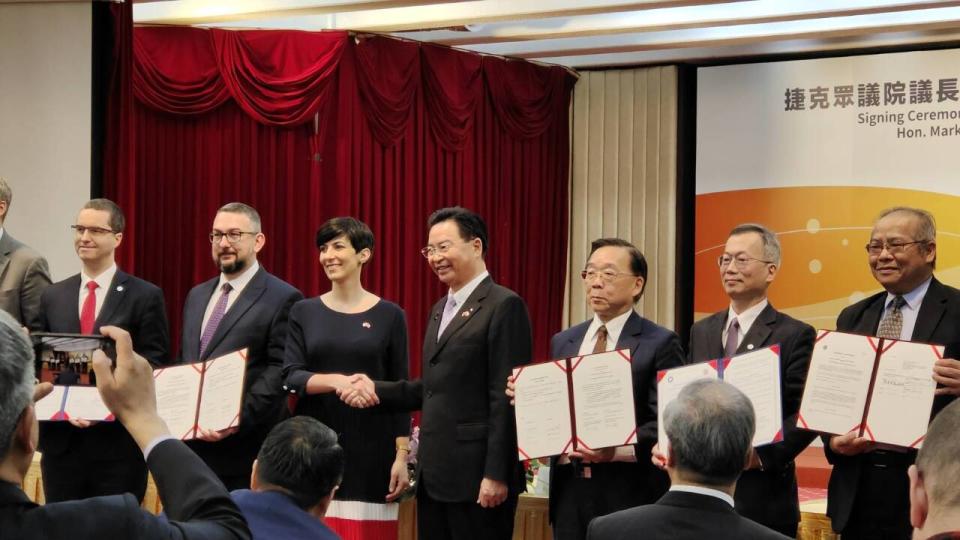 台灣與捷克訪問團今天(29日)簽署合作備忘錄，雙方將在文化、教育研究、國家安全、醫療和資安等領域展開合作。(王韋婷攝)