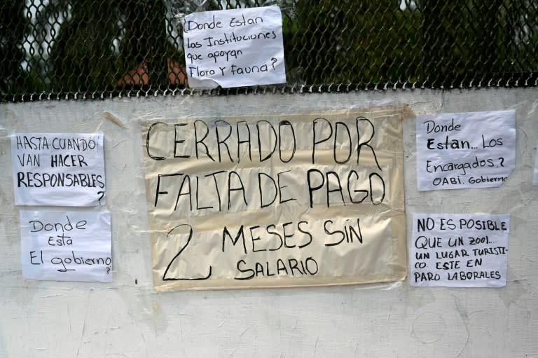 Un cartel colocado recientemente por los trabajadores del zoológico Joya Grande, que cerraron el parque en protesta porque les debían los salarios. (Orlando SIERRA)