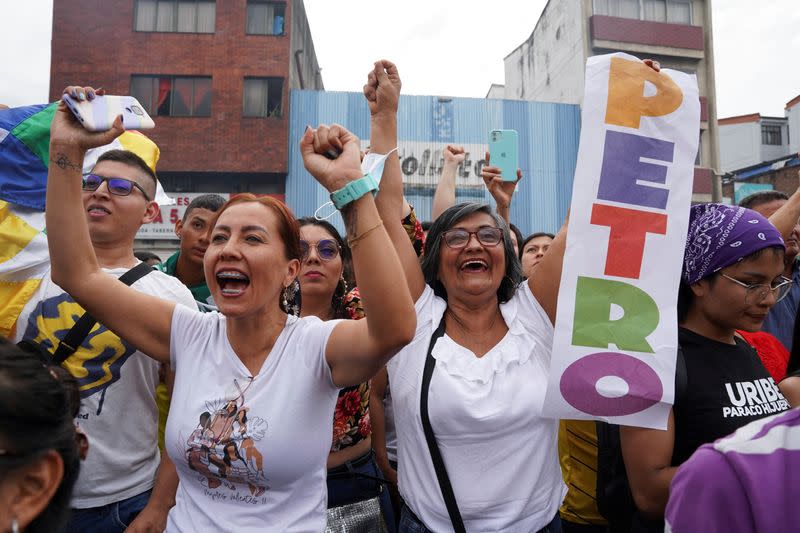 Seguidores del izquierdista Gustavo Petro celebran su triunfo en la segunda vuelta de la elección presidencial en Colombia, en una calle de la ciudad de Cali