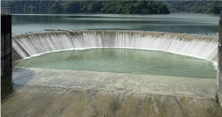 位於雲林縣的湖山水庫一個月內水位回升25公尺達滿水位，6月27日自然溢流。（圖／周麗蘭攝）