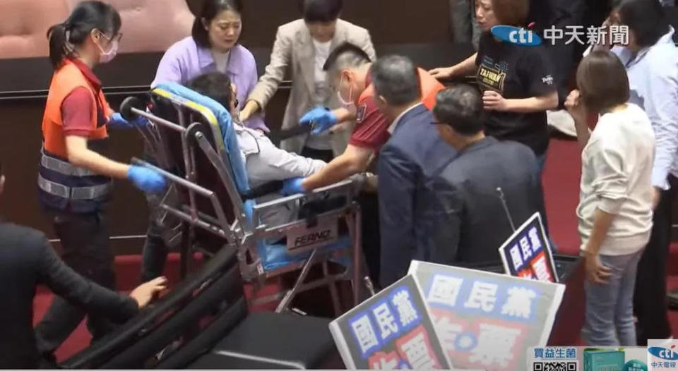 <strong>民進黨立委沈伯洋在攻佔主席台過程中不慎從台上摔下被緊急送醫治療。（圖／中天新聞）</strong>