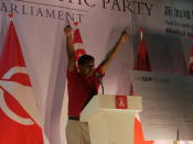 SDP candidate for Sembawang GRC James Gomez gives a rousing speech. (Yahoo! photo/ Faris Mokhtar) 