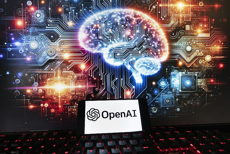 Le logo d'OpenAI sur un téléphone portable, devant une image générée par le modèle texte-image Dall-E de ChatGPT affichée sur un écran d'ordinateur.