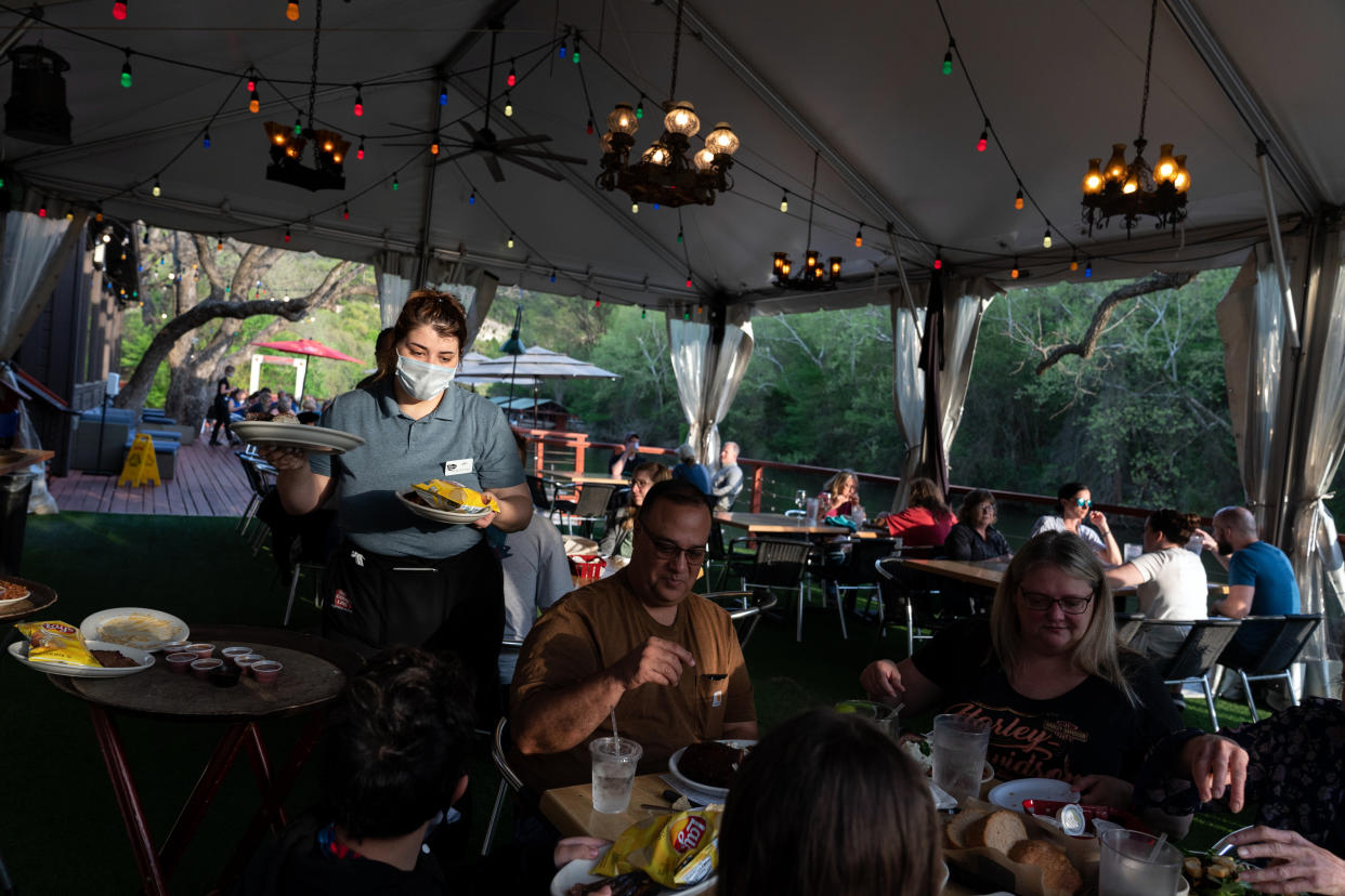 Abi Stroh, mesera de The County Line en Austin, Texas, el 5 de abril de 2021. (Ilana Panich-Linsman/The New York Times).