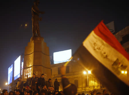Anti-Mubarak protesters shout slogans against the government and military, after former Egyptian President Hosni Mubarak's verdict, around a statue of Egypt's former Army Chief of Staff Abdel Moneim Riad near Tahrir square in downtown Cairo November 29, 2014. REUTERS/Amr Abdallah Dalsh