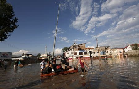 Flood victims are evacuated by boat from their flooded house in Srinagar September 10, 2014. REUTERS/Adnan Abidi