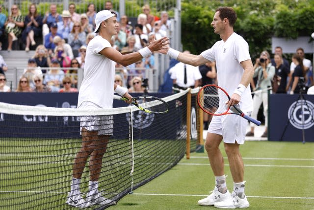 Andy Murray (right) shake hands with Holger Rune 