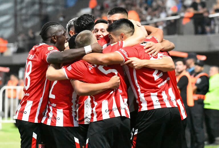  En su encuentro de cuartos de final, el club de La Plata le ganó este sábado poro 3 a 0 a Barracas Central en la cancha de Platense. 