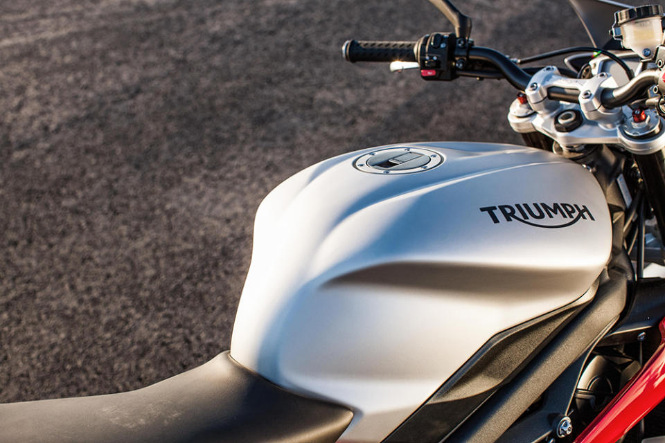 2015-Triumph-Street-Triple-RX-17