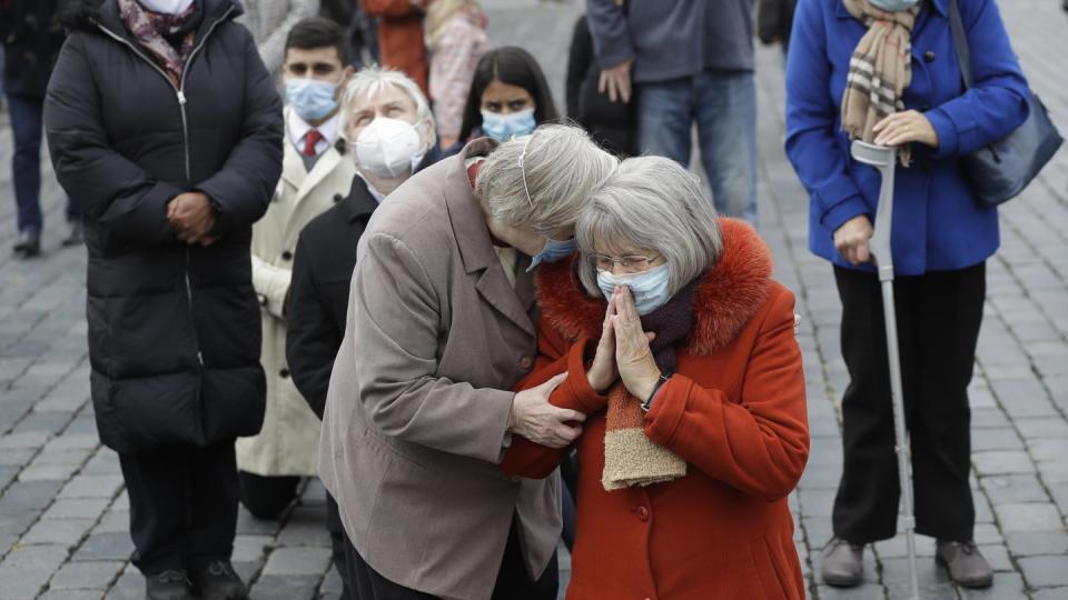 Betende Gläubige während einer Messe auf dem Altstädter Ring in Prag. Derzeit hat Tschechien mit rasant steigenden Infektionszahlen zu kämpfen.