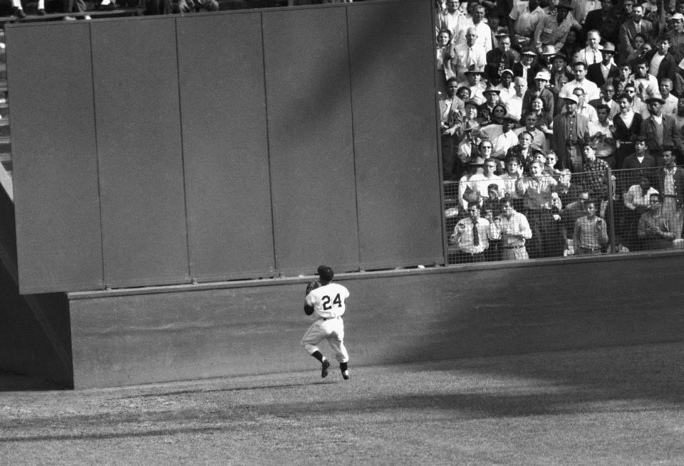 ARCHIVO - Willie Mays, de los Gigantes de San Francisco, atrapa una pelota bateada por Vic Wertz, de los Indios de Cleveland, en el primer juego de la Serie Mundial de 1954, el 29 de septiembre (AP Foto, archivo)