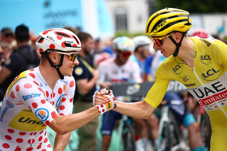 El noruego Jonas Abrahamsen felicita al esloveno Tadej Pogacar, que tras la 12a etapa continúa al frente de la clasificación y viste el maillot amarillo.