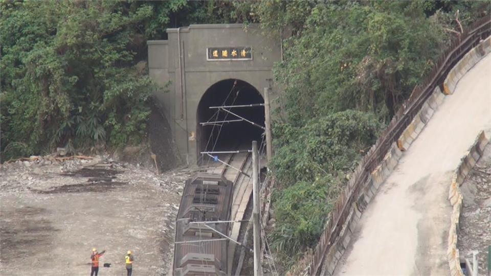 太魯閣號事故路段今晨通車　林佳龍搭首班車：心中如釋重負