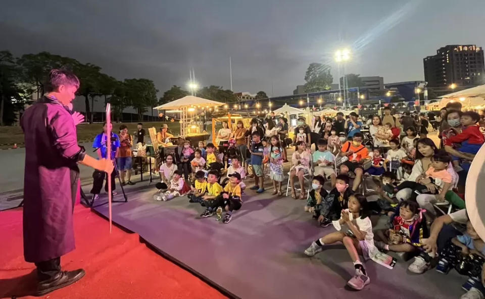 終點站回到極限運動場，搭配萬聖節主題及闖關活動，魔術表演讓小朋友歡笑不斷。高雄市運發局提供