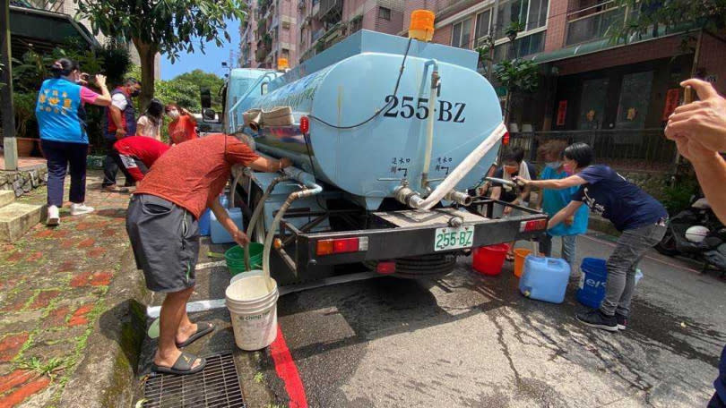 基隆市信義區深澳坑一帶地勢較高社區，近日陸續發生無預警停水，居民怨聲載道。（圖／張志康攝）