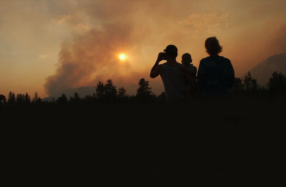 El humo de los incendios forestales se ha convertido en una parte desagradable de la vida durante el verano y el otoño en algunas partes de Montana. <a href="https://www.gettyimages.com/detail/news-photo/family-watches-as-smoke-rises-from-the-robert-fire-in-news-photo/2344488?adppopup=true" rel="nofollow noopener" target="_blank" data-ylk="slk:Robin Loznak / Getty Images;elm:context_link;itc:0;sec:content-canvas" class="link ">Robin Loznak / Getty Images</a>