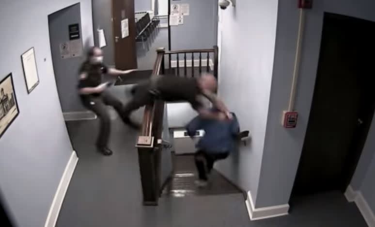  眼見尼可拉斯就要跑下樓梯，法警班恩縱身一躍，朝他飛撲。（圖／翻攝自youtube@Highland County Press News and Sports）