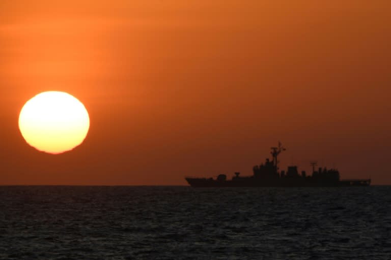 Un barco de la armada china navega en las disputadas aguas del Mar de China Meridional, el 15 de febrero de 2024 (Ted ALJIBE)