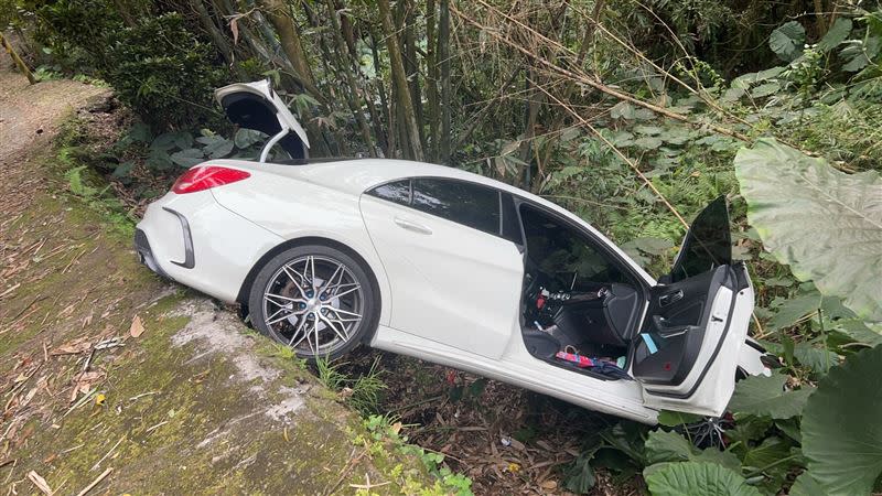 邱嫌將陸男裝進後車廂，在樹林區山區翻落邊坡，棄車逃逸。（圖／翻攝畫面）