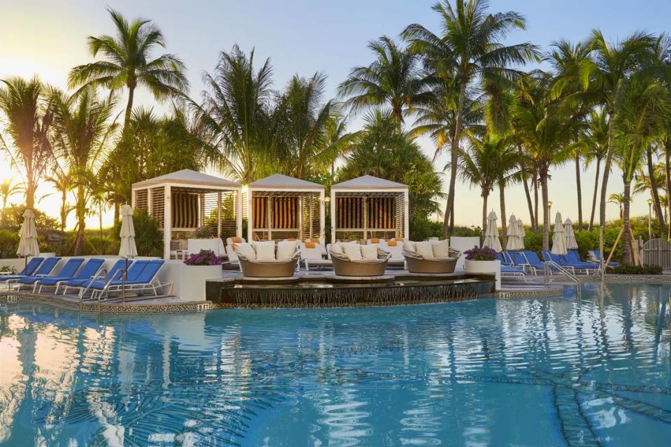 El Loews Miami Beach Hotel cuenta con cabañas de lujo en la piscina, algunas de ellas con aire acondicionado y baño privado.