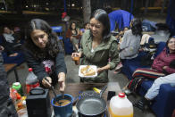 En esta foto del 24 de febrero de 2020, Ximena, de 19 años, izquierda, y Melani, de 20, preparan comida para sus compañeras en la toma de la facultad de Ciencias Políticas y Sociales de la Universidad Nacional Autónoma de México, Ciudad de México. Varios grupos de estudiantes de la Universidad Nacional Autónoma de México mantienen tomadas una decena de escuelas o facultades para exigir seguridad en los planteles y castigo a los agresores de mujeres. Son la cara más radical de miles de feministas que cada vez con más frecuencia participan en marchas y protestas en México por el aumento de los feminicidios y la falta de resultados para investigarlos o prevenir la violencia de género. (AP Foto/Ginnette Riquelme)