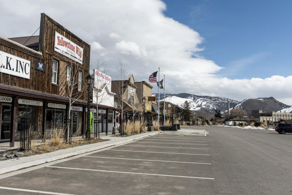 Closed tourist shops in Garidiner, Montana, at the north entrance to Yellowstone on March 24. (Photo: William Campbell via Getty Images)