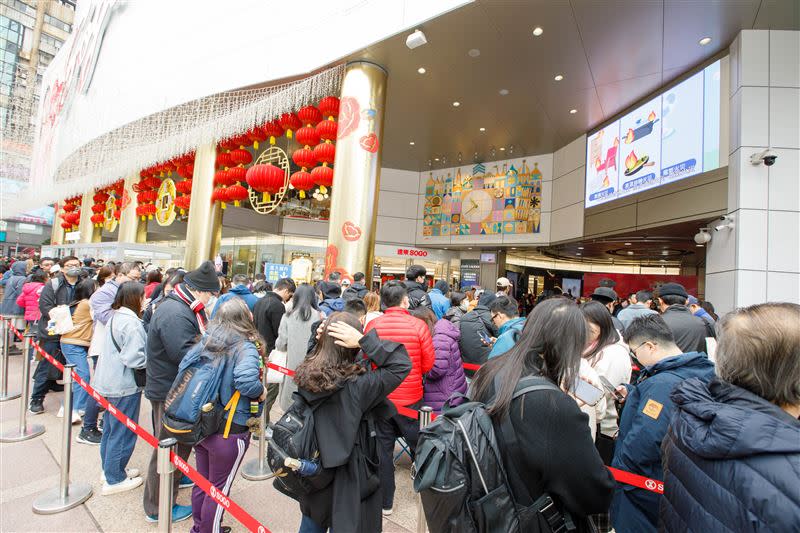 遠東SOGO台北店不到營業時間便出現買福袋人潮。（圖／業者提供）