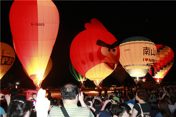 臺東縣政府卅一日首度在空軍志航基地所舉辦的「2013臺灣國際熱氣球嘉年華」光雕音樂會現場，展示十五個來自國內、外的熱氣球，將夜空點綴燦爛耀眼。（軍聞社記者方正攝） 