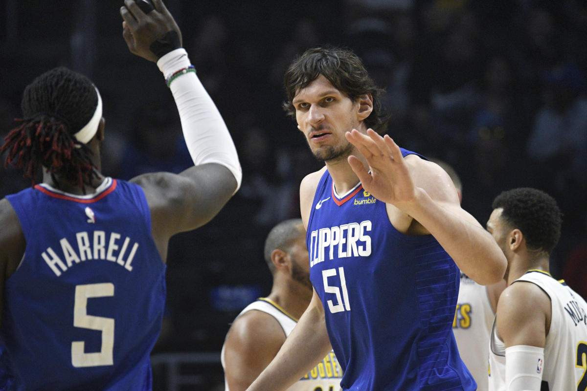 Boban Marjanovic's hands look impossibly huge