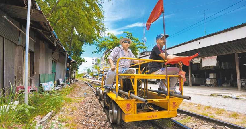 巡軌員在列車啟動前視察鐵路。（本報資料照片）