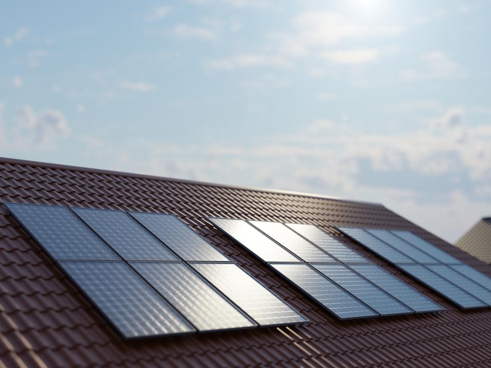 Paneles solares en el techo de una casa (Getty Creative)