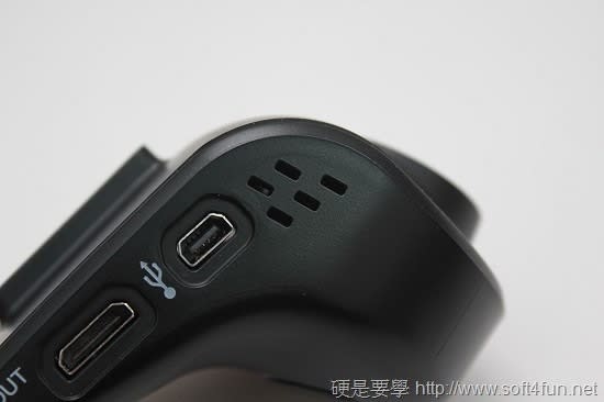 右側有電源/USB孔和 Micro HDMI 孔，可將畫面輸出到其他影像裝置播放。