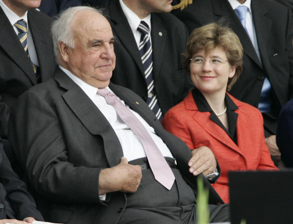 <p>Nach einem Sturz in seinem Haus wird Helmut Kohl im Februar wegen eines Schädel-Hirn-Traumas operiert. Noch im gleichen Jahr heiratet er am 13. Mai Meike Richter, seine 35 Jahre jüngere Freundin. (Bild: (AP Photo/Herbert Knosowski) ) </p>