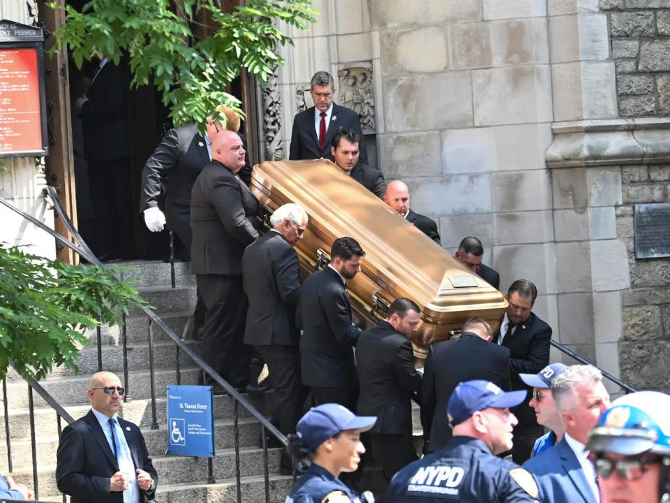 Der Sarg von Ivana Trump wird nach ihrer Beerdigung am 20. Juli 2022 aus der St. Vincent Ferrer Roman Catholic Church in New York City gebracht. - Copyright: Alexi J. Rosenfeld/Getty Images