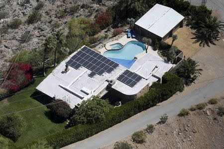 A home with rooftop solar panels is seen in La Quinta, California in this April 13, 2015 file photo. REUTERS/Lucy Nicholson