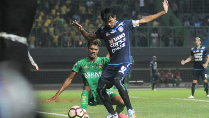 Ahmad Alfarizi mengalami cedera saat laga Arema melawan Bhayangkara FC. (Bola.com/Iwan Setiawan)