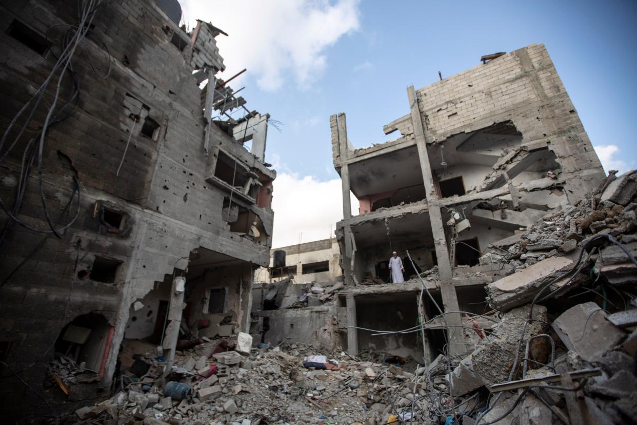 Escombros de un edificio en el que Khaled Mansour, comandante del grupo armado palestino Yihad Islámica, murió tras un ataque aéreo israelí en Rafah, en el sur de la Franja de Gaza, el domingo 7 de agosto de 2022. (Foto AP/Yousef Masoud)