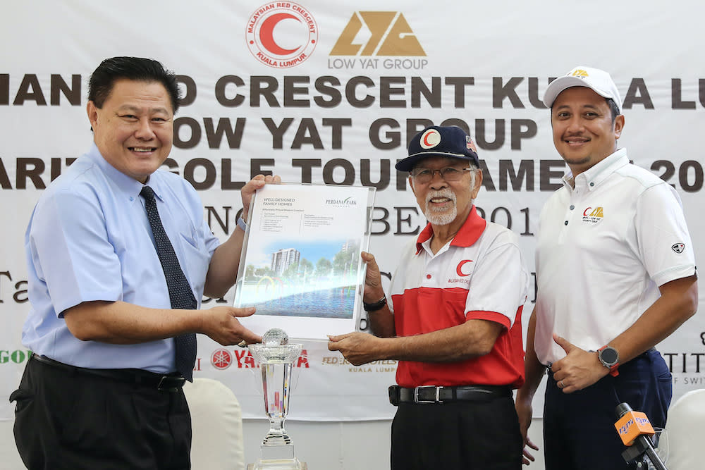Low Yat Group area director Steven LY Chong, Malaysian Red Crescent KL chairman Datuk Dr Noordin Ab Razak and fundraising chairman Datuk Khairul Annuar Abdul Aziz the at Tasik Puteri Golf and Country Club in Rawang. — Picture by Mohd Yusof Mat Isa