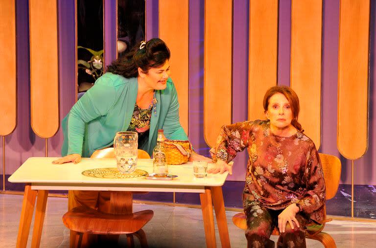 Mirta Wons jugando una escena de la comedia PerdidaMente junto a Leonor Benedetto