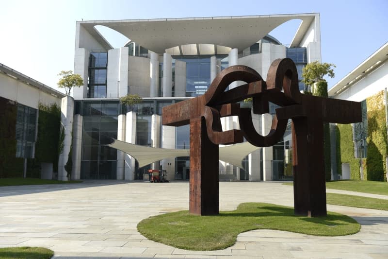Sculptures by Eduardo Chillida can be found in public spaces around the world, like here in front of the German chanceller's office in Berlin. Rainer Jensen/dpa