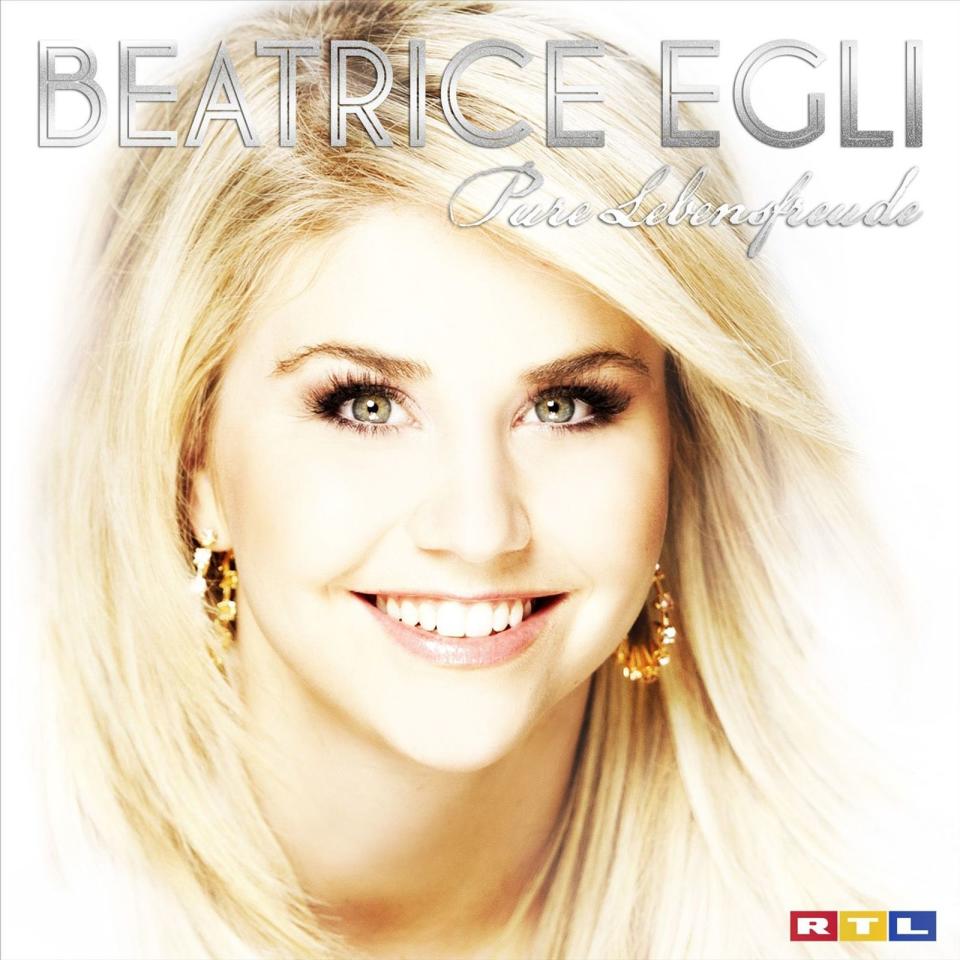 Das nette Mädchen, mit dem eigentlich jeder gerne mal ausgehen würde: Beatrice Egli veröffentlichte 2013 ihr fünftes Album "Pure Lebensfreude". Auch dieses Cover fokussiert das hübsche Gesicht der Schweizerin und bleibt unprätentiös. (Bild: Universal)