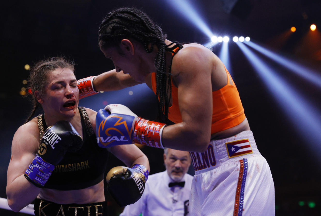 Katie Taylor de Irlanda (pantalones cortos negros) intercambia golpes con Amanda Serrano de Puerto Rico (blancos) en una pelea por el título mundial de peso ligero en el Madison Square Garden el 30 de abril de 2022 en Nueva York, Nueva York. Esta pelea marca la primera pelea de boxeo de mujeres en encabezar el Madison Square Garden en la historia del lugar. Taylor derrotó a Serrano por decisión de los jueces. (Foto: Sarah Stier/Getty Images)