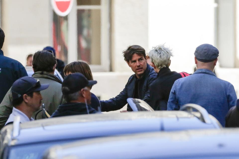 <p>In den Drehpausen bespricht sich der Star mit seinem Filmteam. Tom Cruise spielt nicht nur die Hauptrolle in der beliebten Action-Reihe, sondern ist seit dem ersten Teil auch ausführender Produzent. Die Dreharbeiten in Paris sollen 35 Tage dauern. (Bild: Wenn)</p>