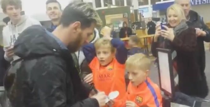 Lionel Messi le firmó autógrafos a dos niños escoceses que quedaron deslumbrados con su presencia. 