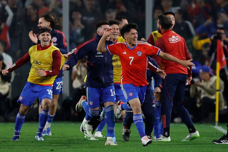 Marcelino Núñez festeja el 2-0 que otorga el triunfo a Chile en el clásico del Pacífico.