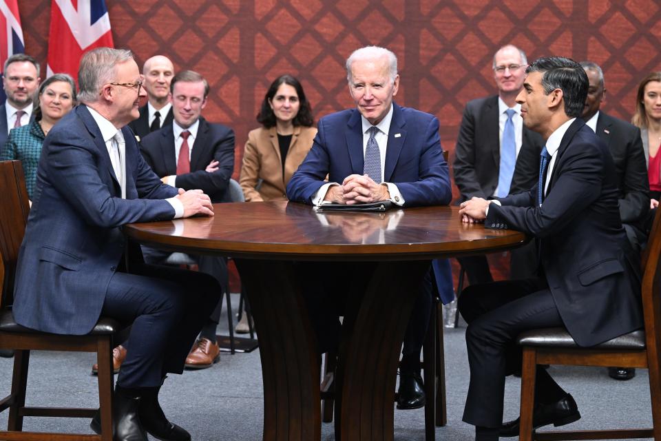 US President Joe Biden (C) participates in a trilateral meeting with Australian Prime Minister Anthony Albanese (L) and British Prime Minister Rishi Sunak (R) during the AUKUS summit on March 13, 2023 in San Diego, California.