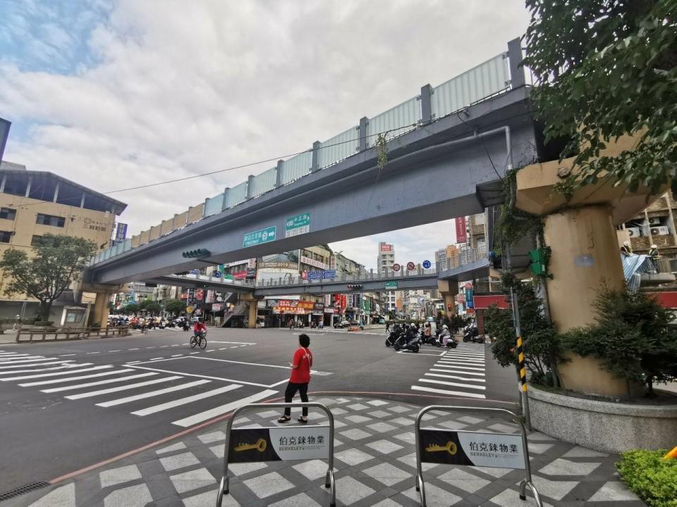 ▲新店區的中正陸橋將拆除，屆時新店北新路與中正路口的車道進行封閉，請民眾提早改道並配合義交指揮。（圖／新北市政府工務局提供）